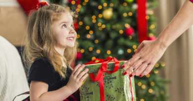 Поради дитячого психолога: як правильно дарувати подарунки на день Святого Миколая